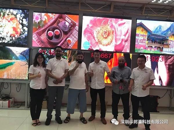 沙特阿拉伯客戶來(lái)我司考察LED顯示、拼接屏等大屏幕顯示設(shè)備，并簽訂采購(gòu)訂單合同