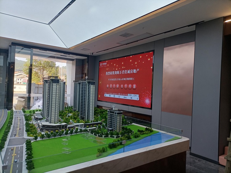 如今，在劍閣萬(wàn)君佳城房地產(chǎn)售樓處，P2室內(nèi)LED顯示屏憑借優(yōu)越的可視性和強(qiáng)烈的視覺(jué)沖擊力，成為售樓處宣傳的得力助手。